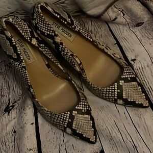 Steve Madden size 10, faux snakeskin pumps. 3” heel. Black/tan.